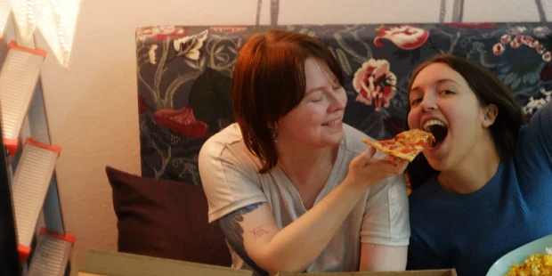 Gäste genießen Pizza im Neues Grill Haus